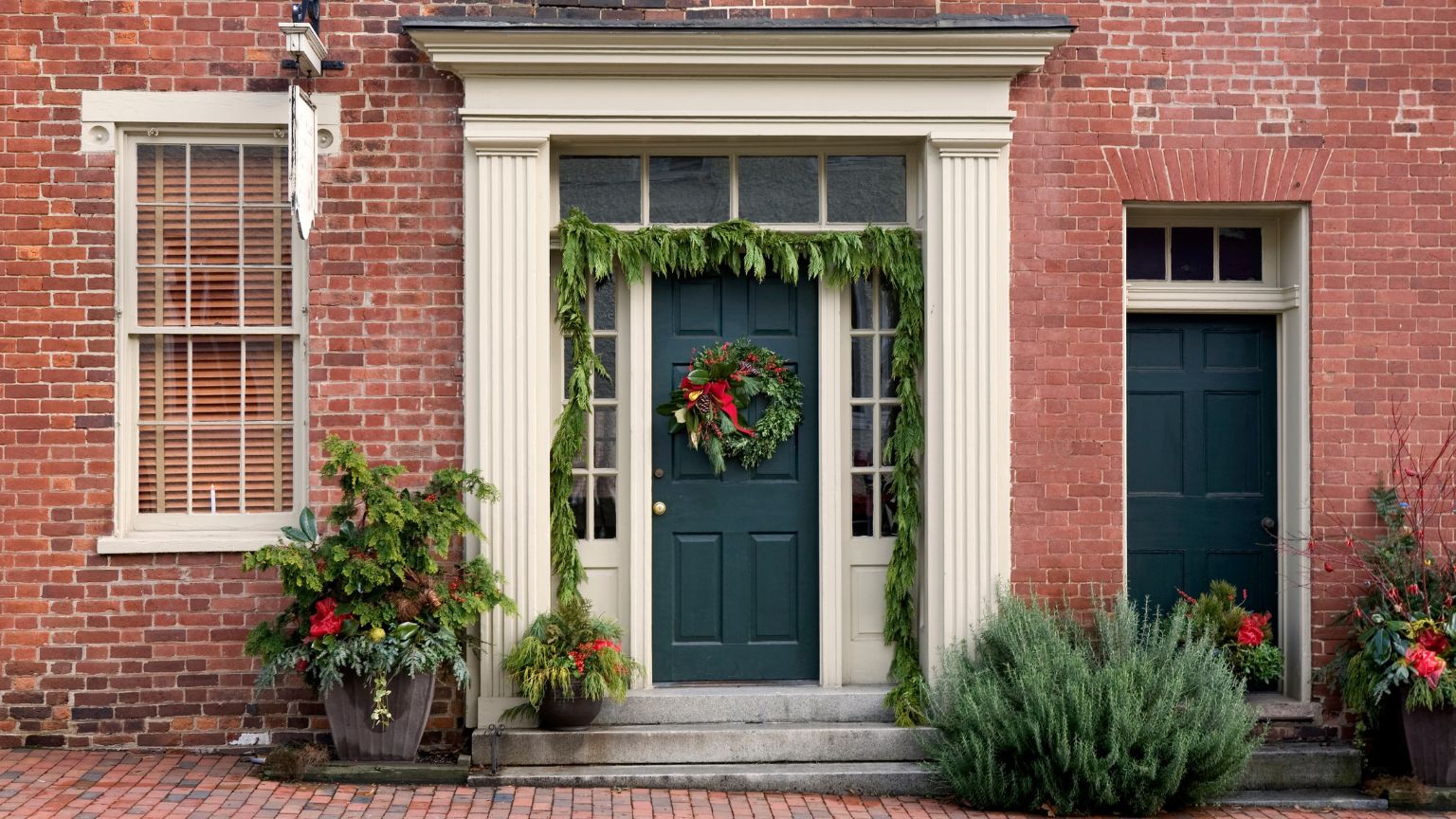 Four creative ways to transform your outdoor space with Florida holiday decor